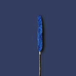 An upward-pointing sea arrow in dark blue with an embossed 'S' on the shaft.
