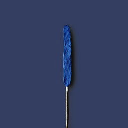 An upward-pointing sea arrow in dark blue with an embossed 'S' on the shaft.