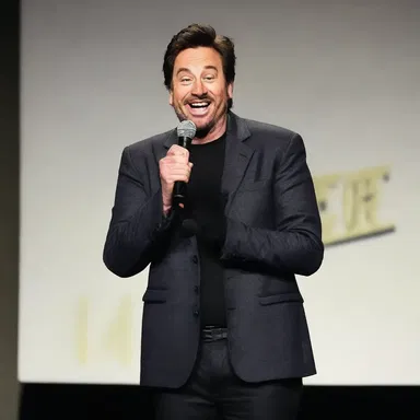 The comedian told a joke about his own reverting into laziness and procrastination, which had the audience in stitches.