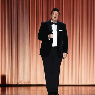 The comedian delivered an uneven performance, with some jokes receiving uproarious laughter while others fell flat.