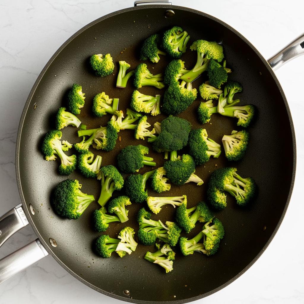 (continue) Step 2: Place the mince and broccoli into a large pan, stir-fry with oil for 3 minutes