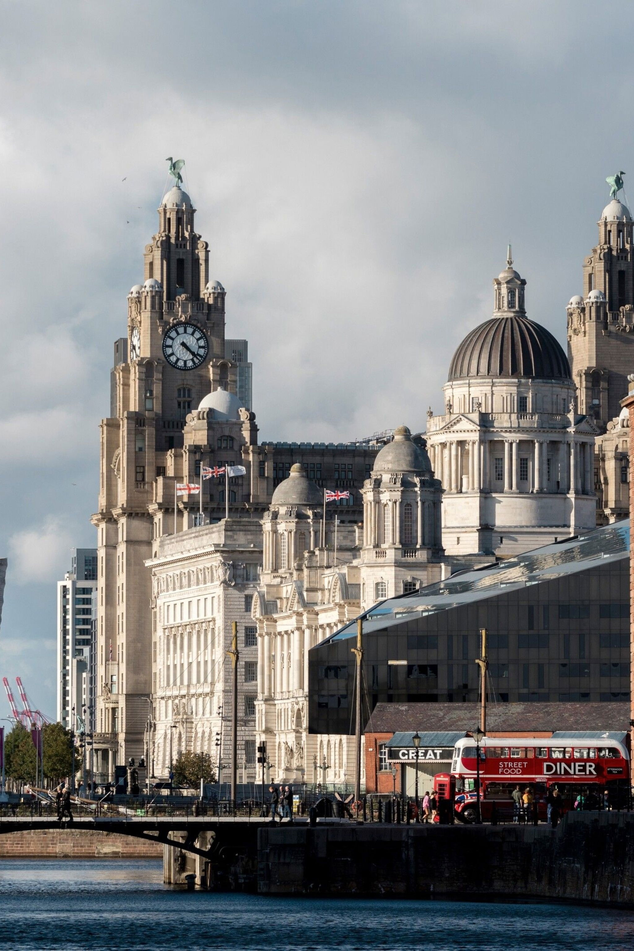 Test your knowledge about Liverpool – from its iconic landmarks to its famous personalities and unique local culture. Learn fascinating facts and enhance your understanding of this vibrant city along the way.