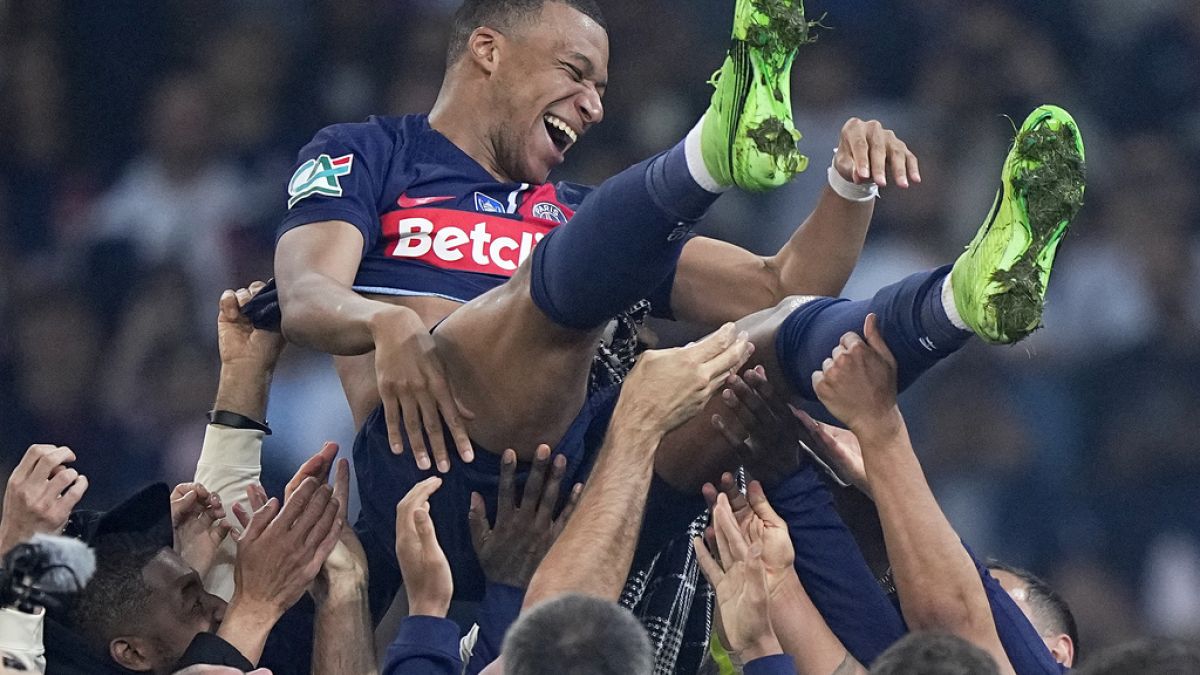 Test your knowledge of Tottenham Hotspur's glorious history, from legendary players to memorable victories. Only true Spurs fans can pass this quiz with flying colors!