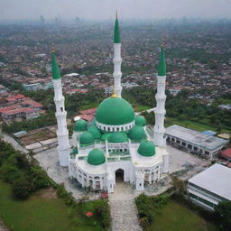 Ultra HD, realistis, miniatur masjid berwarna hijau dengan empat menara dan satu kubah, disampingnya ada kanal air jernih. Sebelah kanal adalah rumah keraton dengan dua tangga depan, biji pala dan cengkeh raksasa tergeletak di rumput hijau di depannya, dan nama TERNATE dalam tilisan kayu raksasa.