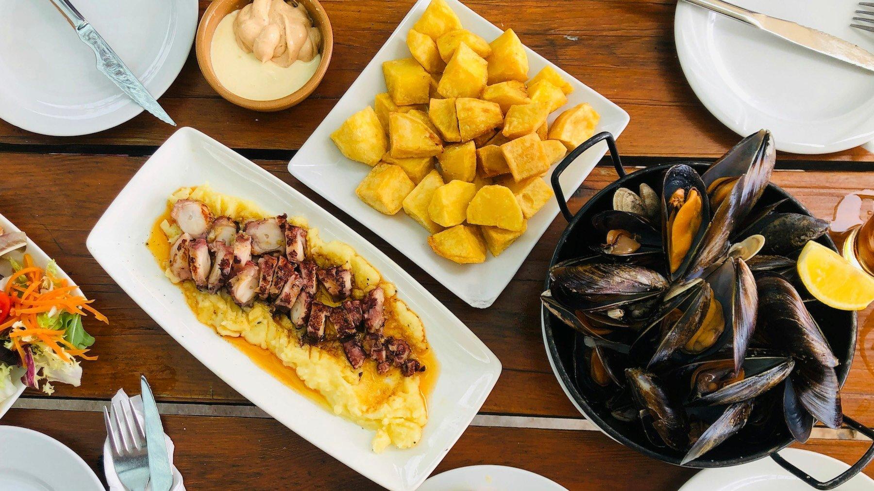Discover the exquisite flavors of Granada! Take this quiz to find the perfect tapas bar that matches your taste and dining style.