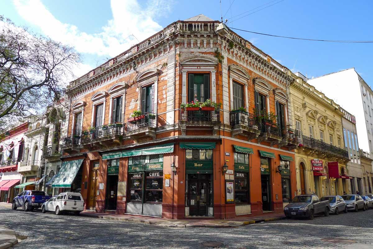 Find out which products will enhance your travel experience in the stunning city of Buenos Aires. Whether it's food tours, cultural experiences, or useful travel gear, we'll guide you to the best choices!