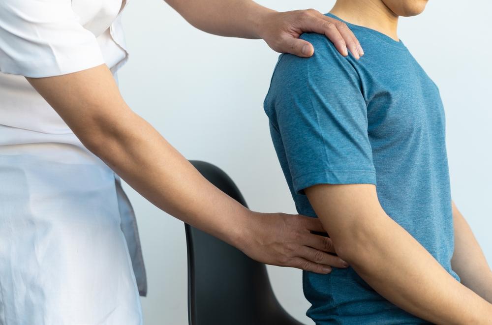 Navigate the pain relief landscape! Discover whether a chiropractor or a physical therapist is the right fit for your specific needs with this engaging quiz.
