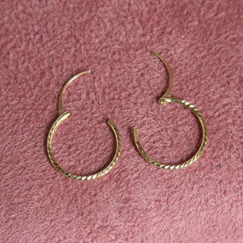 Hoop earrings are a classic favorite, but did you know that the closure type can make all the difference? Take this quiz to discover which hoop earring closure suits you best based on your preferences!