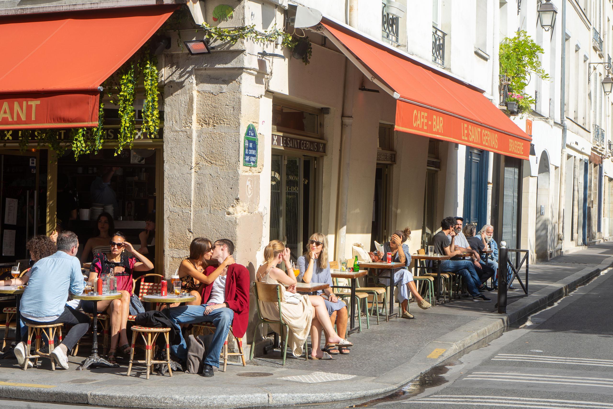 Discover which lively bar in Le Marais matches your vibe with our fun quiz! Are you after craft cocktails, traditional vibes, or a trendy hangout? Let's find out!