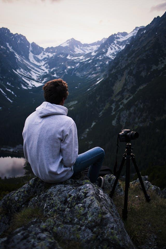 Are you a passionate photographer who loves capturing stunning landscapes on your backpacking trips? Take this quiz to find the ideal tripod that fits your needs and ensures your camera stays steady, no matter the conditions!