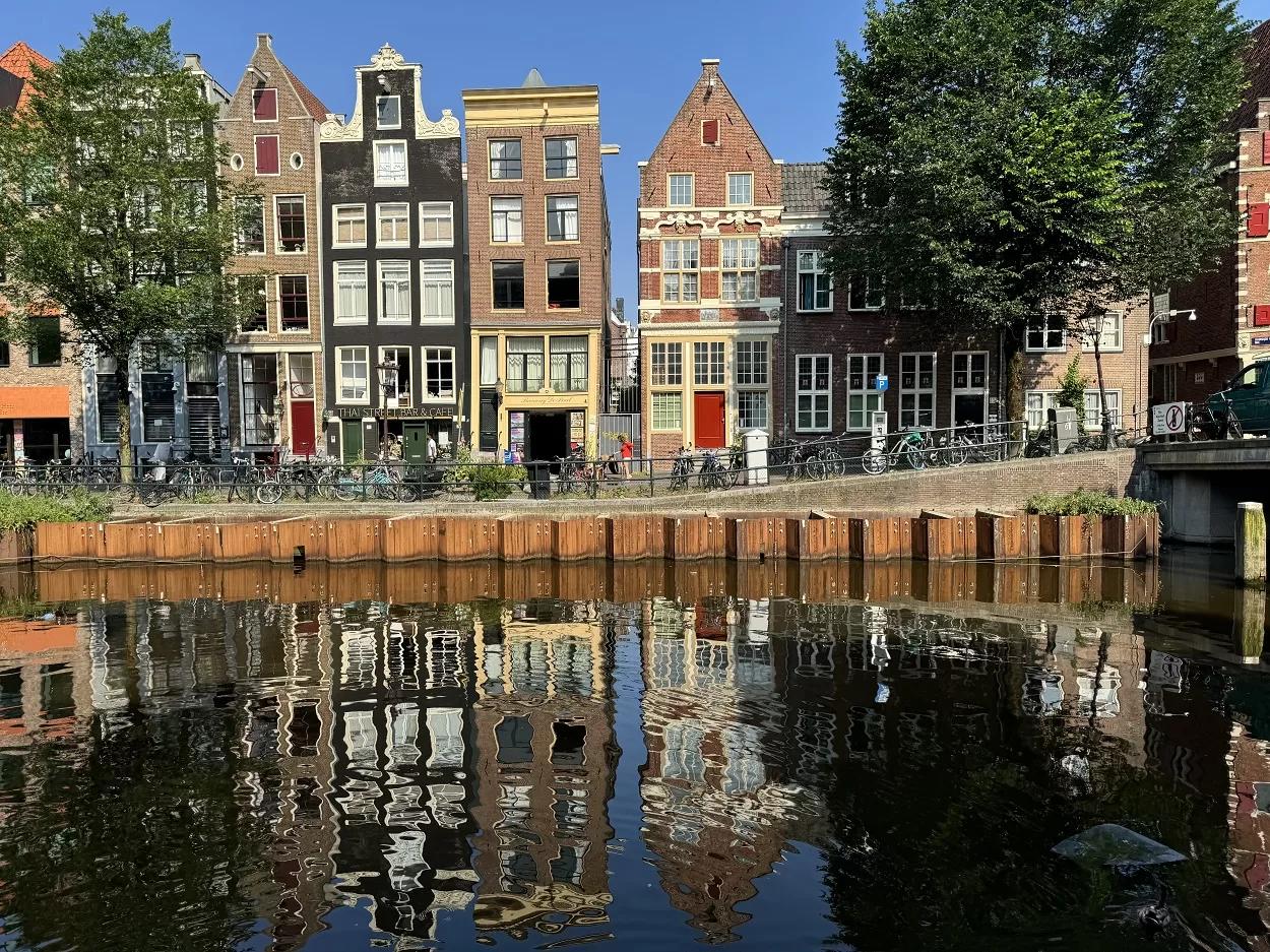 Curious about what to do in Amsterdam? Take this fun quiz to find your perfect adventure in the heart of the Netherlands! From canal cruises to museum visits, your dream journey awaits!
