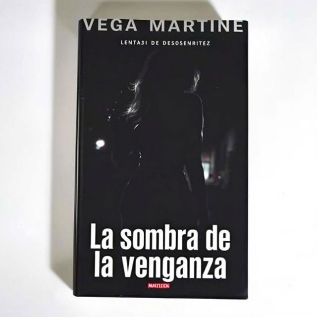 A dark, mafia-inspired cover featuring the title "La sombra de la venganza" by Vega Martinez