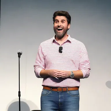 He told a funny joke but had to americanise it so that the audience would understand the cultural references.
