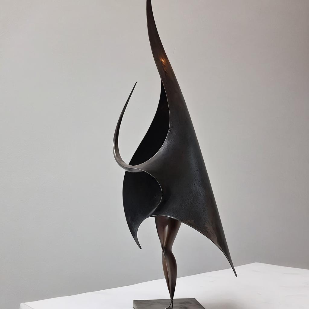 Que está foto este en un fondo  blanco y alrededor de esta escultura haya gente 