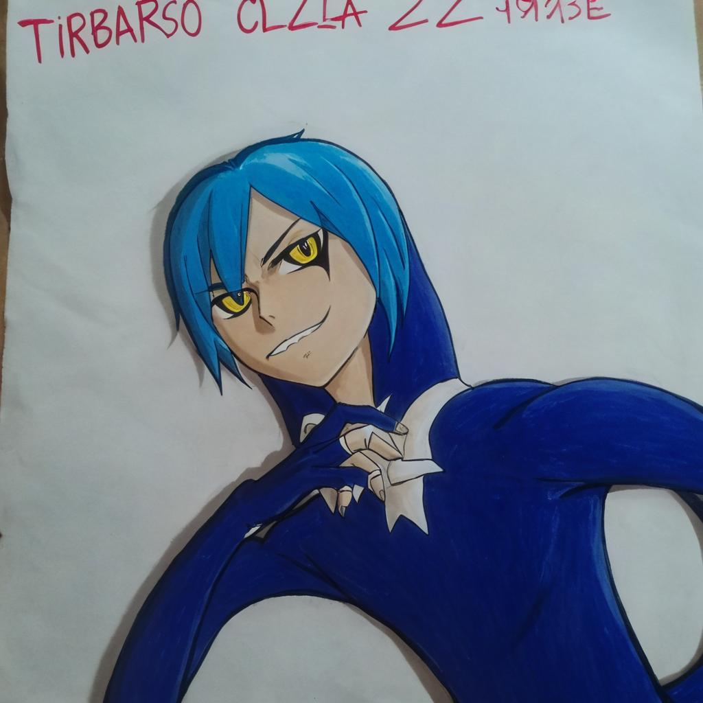 Chico de 19 años con un traje de tiburon,garras,una cola de tiburon,una aleta dorsal,pelo celeste y unos ojos amarillos chilones