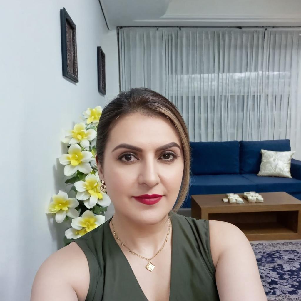 Chic Selfie Moment: Confidence & Charm