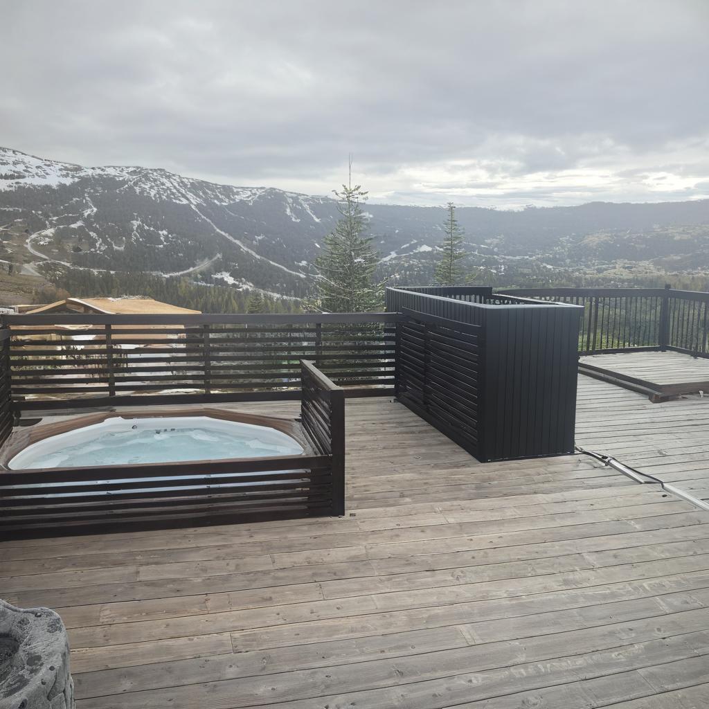 Add a jacuzzi in the photo