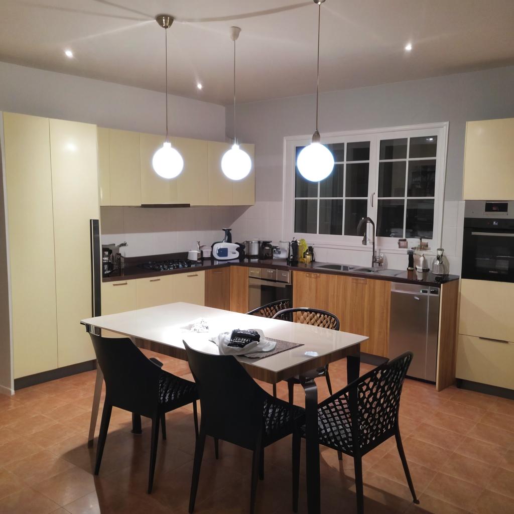 Transforma en una cocina elegante, moderna y luminosa