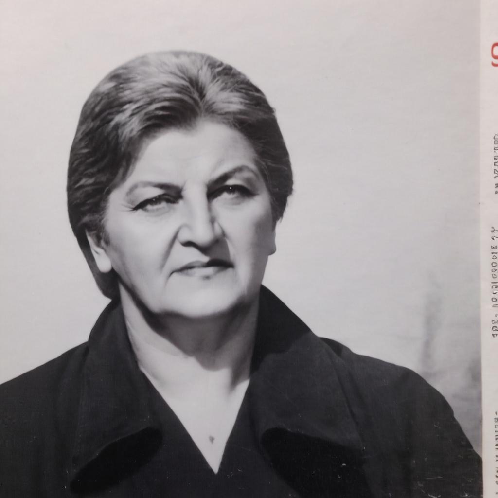 Η εικονιζόμενη στην φωτογραφία να γίνει  έγχρωμη και η ποιότητα της εικόνας να γίνει καλύτερη