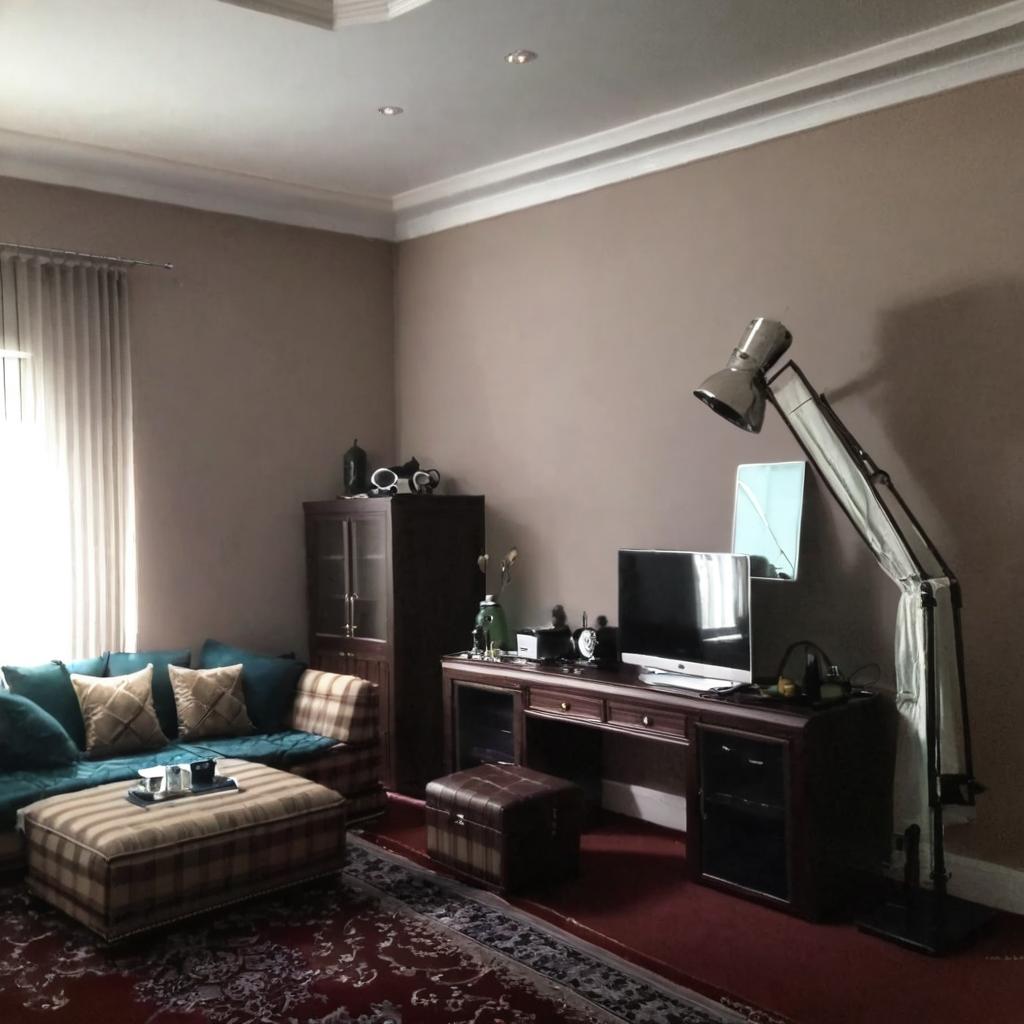 دیوار های اتاق سنگ گرانيت باشد، از سقف لوستر با نور زرد آویزان باشد، گوشه های دیوار نوار ال ای دی با نور زرد باشد