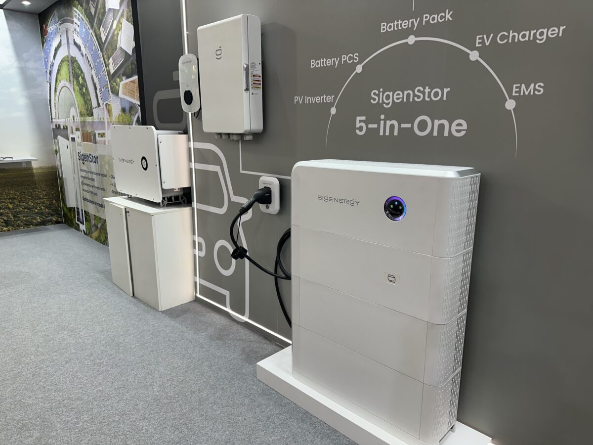 Sigenergy’s SigenStor delivers modular LFP storage, onboard hybrid inverter, AI energy management & EV charging. Is it worth it for Aussie homes? Find out.
