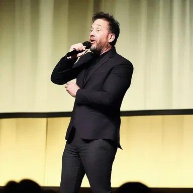 The comedian made a risqué joke about sexe during his stand-up routine.