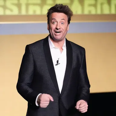 The comedian's specious punchline fooled everyone into believing it was true, causing laughter throughout the audience.